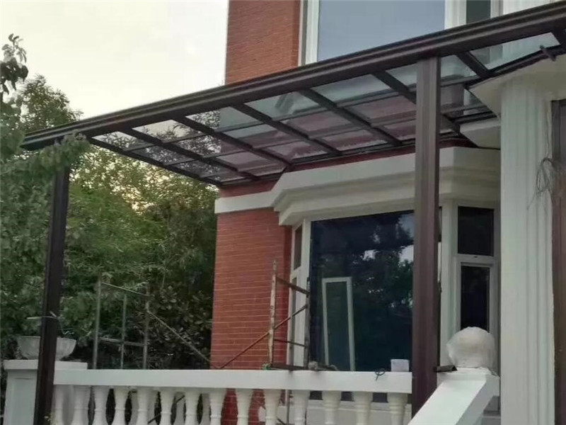 鋁合金雨棚（咖啡色鋁合金配淺灰色P1.jpg